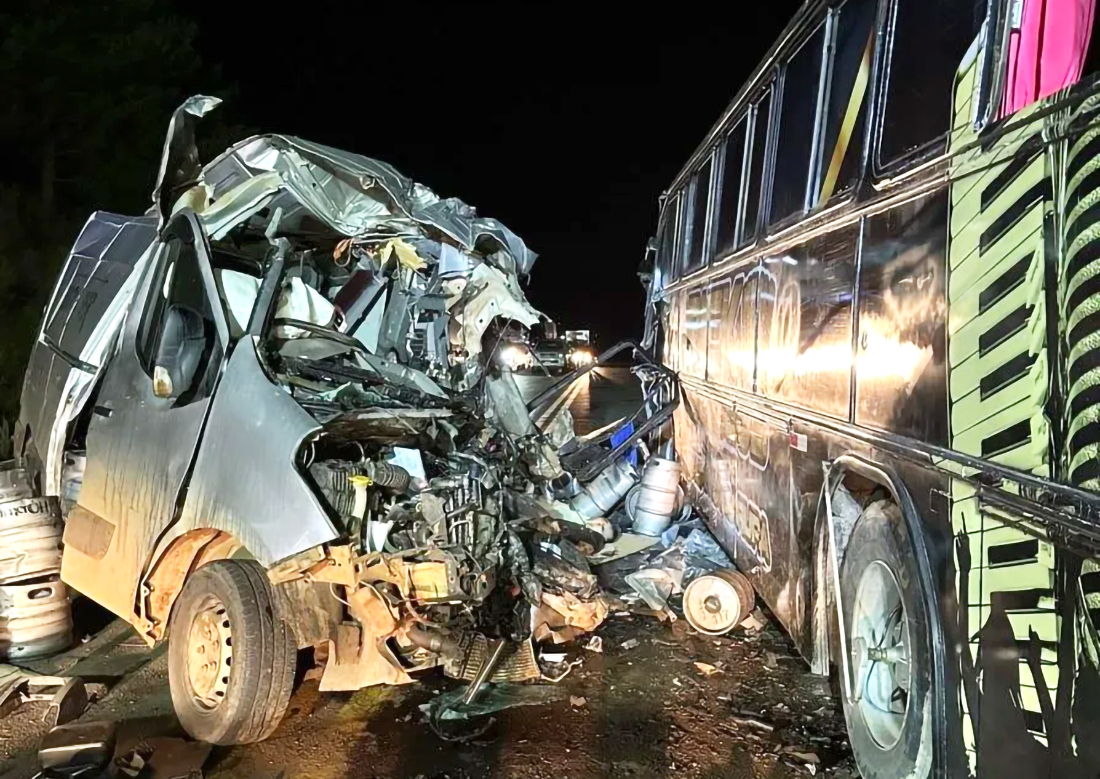 Capa Motorista de van morre após colidir com ônibus de banda no oeste catarinense