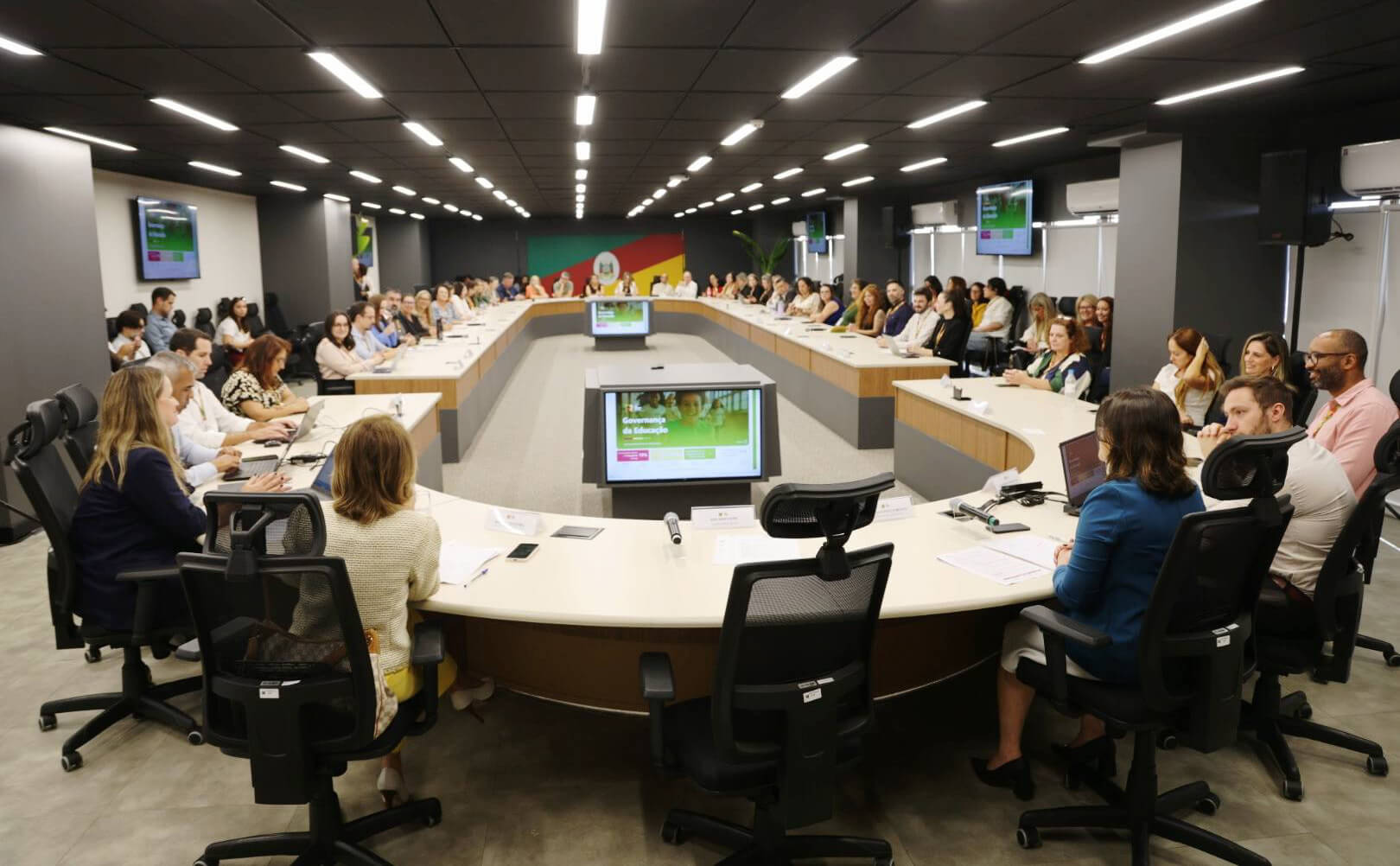 Capa Eduardo Leite e lideranças educacionais avaliam estratégias em encontro de governança