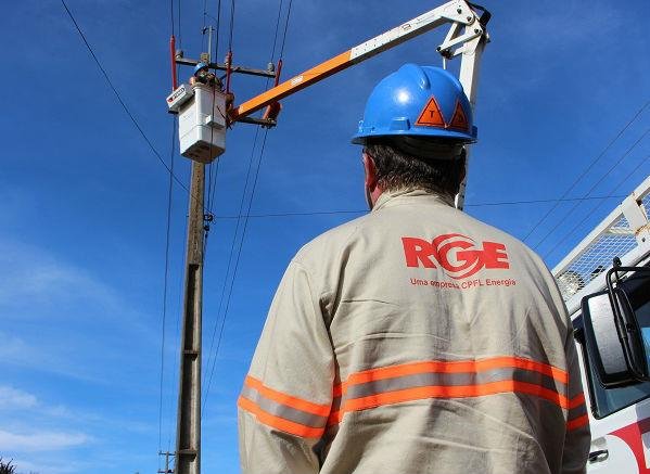 Capa RGE realiza reparos em Redentora