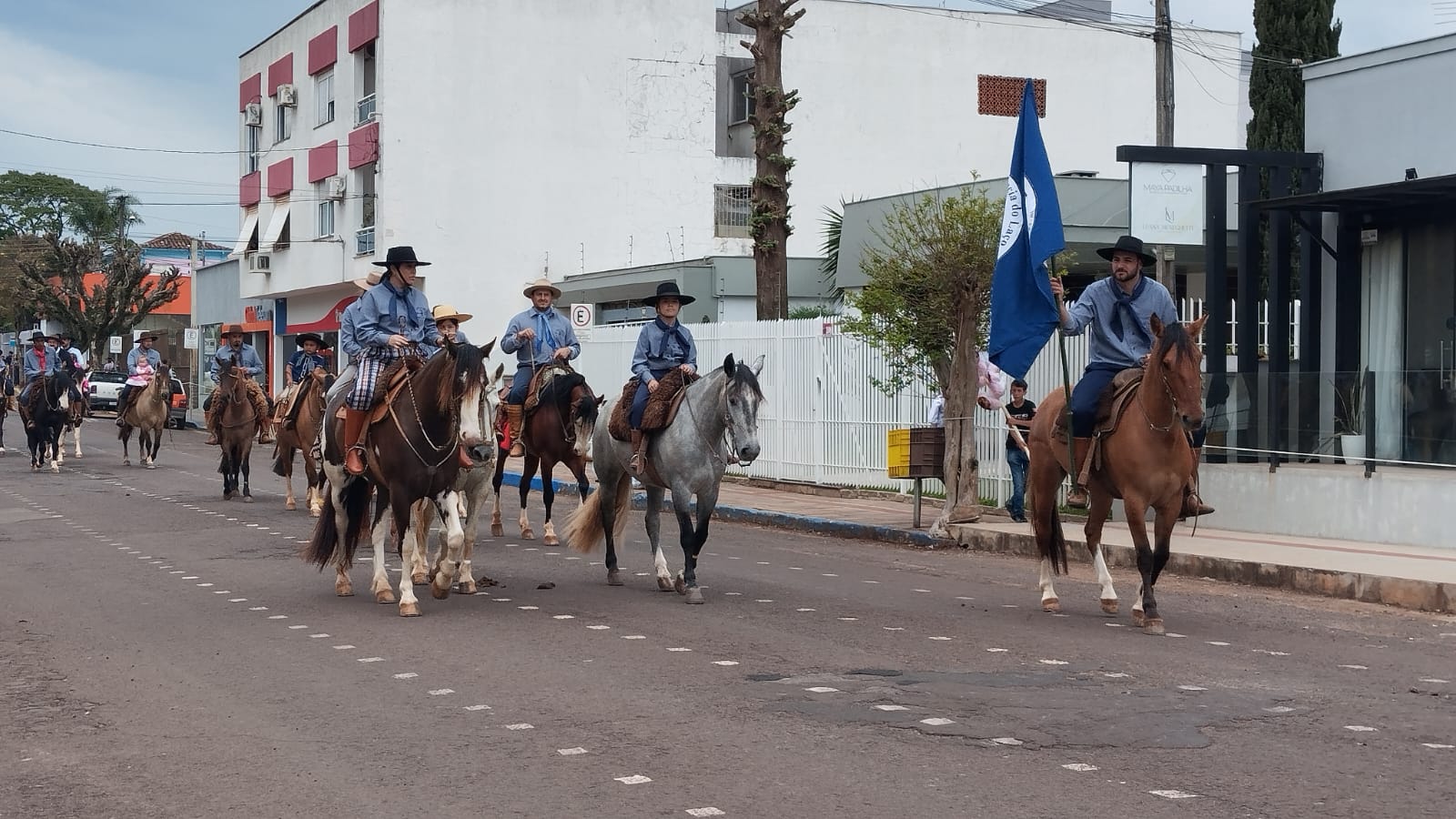 Capa Desfile Farroupilha 2025 abrilhanta a manhã do feriado em Palmeira das Missões