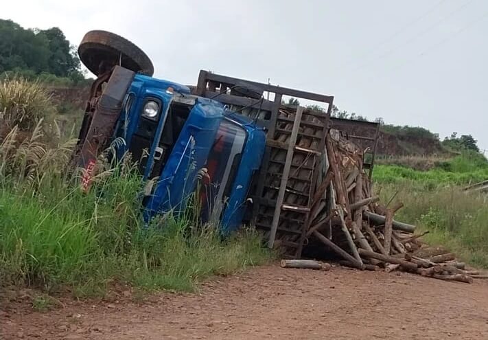 Capa Caminhão de lenha tomba no interior de Tenente Portela