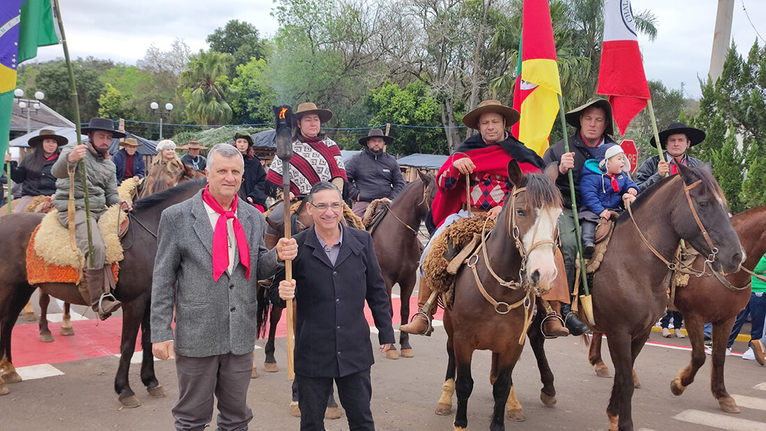 Capa Pinhal abre a Semana Farroupilha com desfile cívico e chega da Chama Crioula