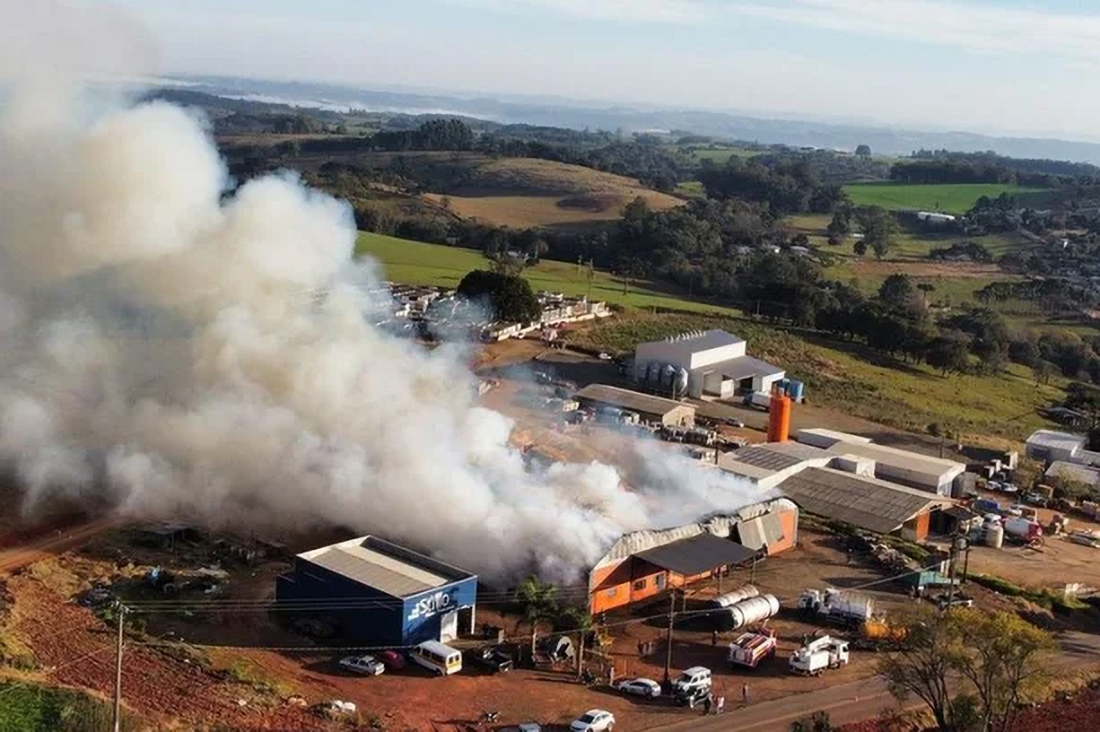 Capa Incêndio atinge deposito da ervateira Cambona em Machadinho