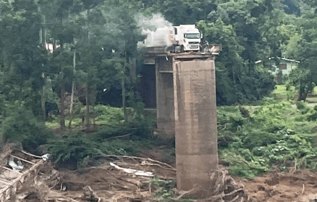 Capa Carreta quase cai de ponte levada pela enchente no Rio Grande do Sul