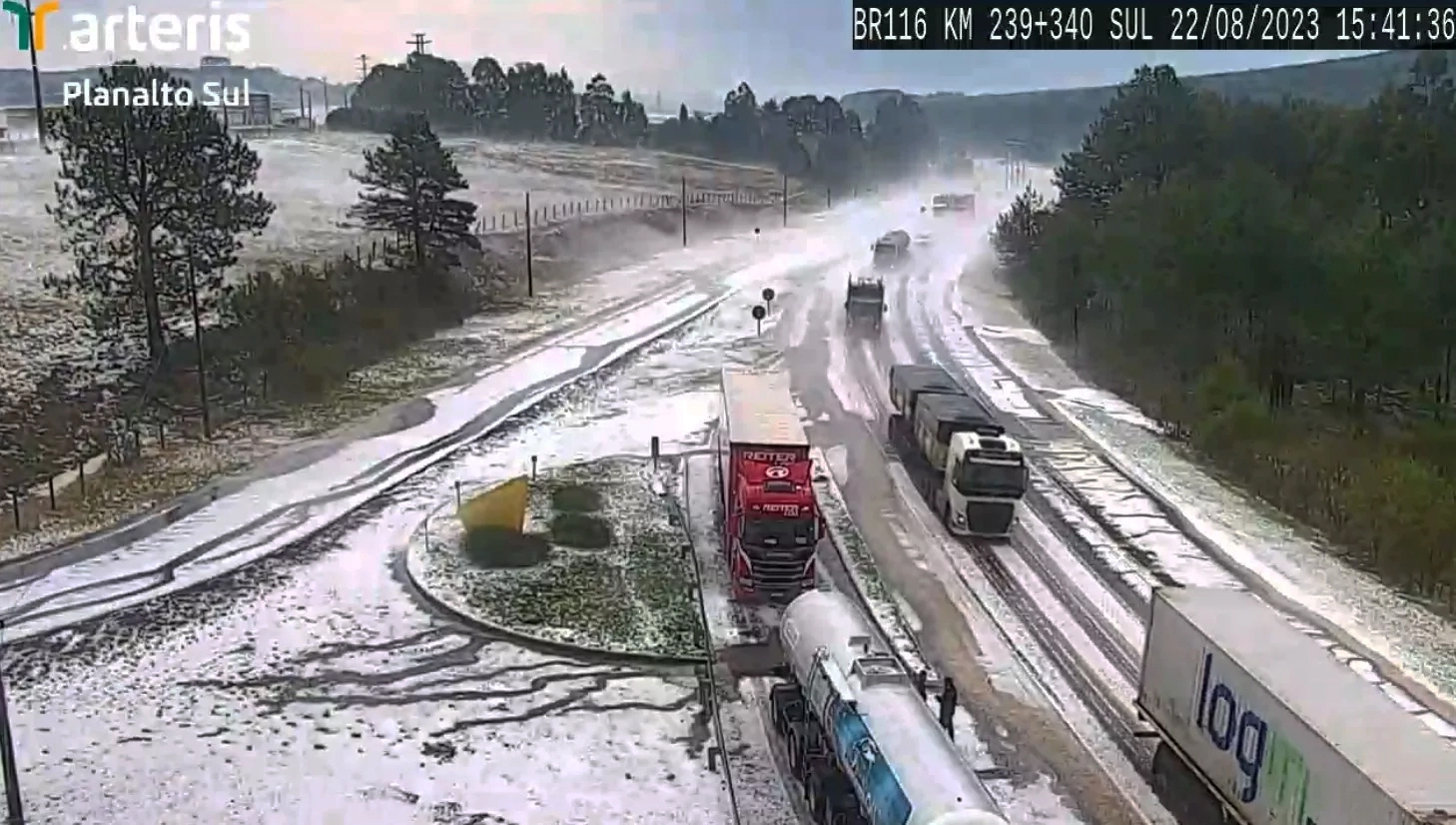 Capa Onda de temporais começa com granizo e estragos no RS e SC