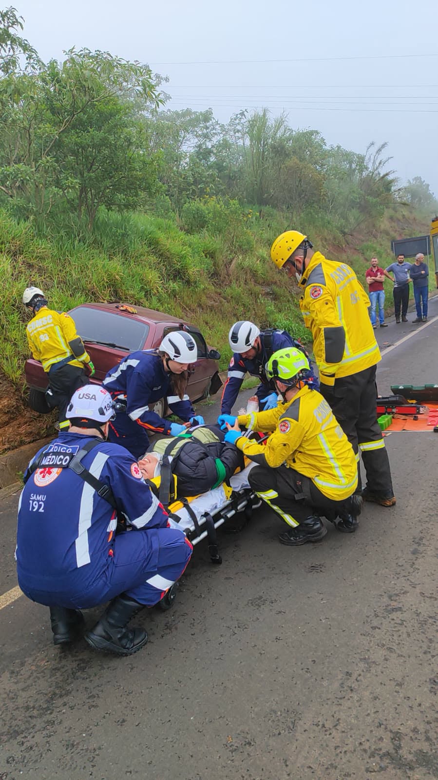 Capa Motorista fica presa às ferragens após colisão entre três veículos na BR-283, em Chapecó