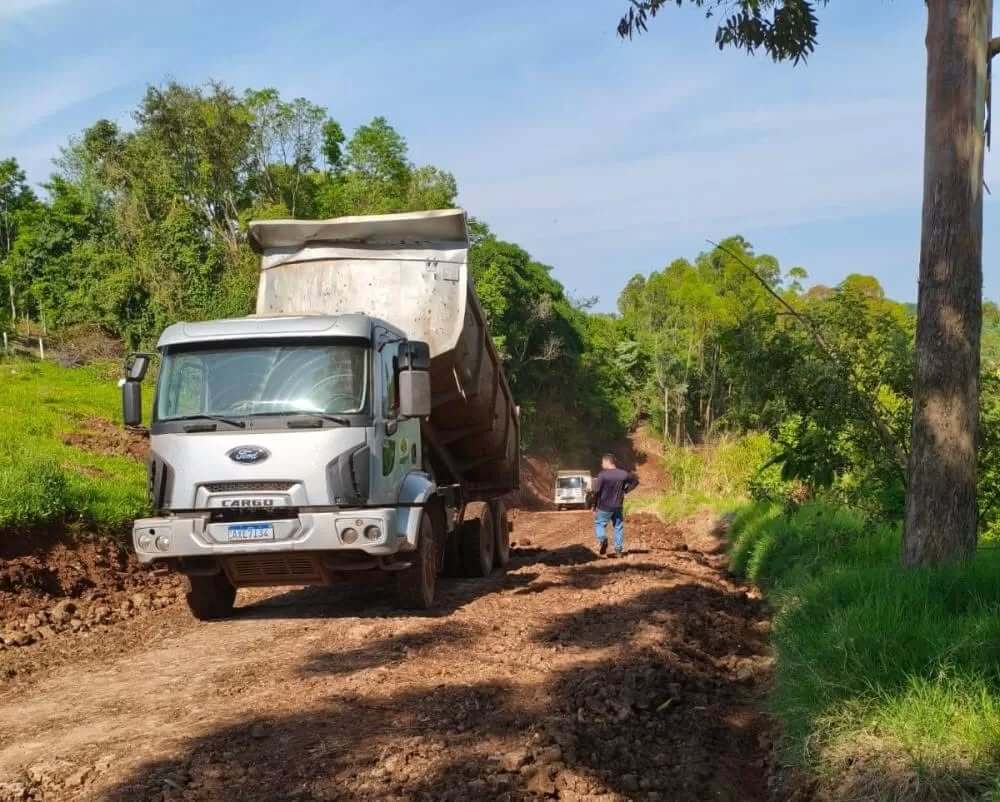 Capa Administração de Pinhal realiza manutenção em estradas do interior