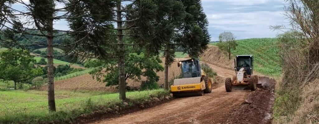 Capa Jaboticaba: obras realiza trabalhos de recuperação em estradas