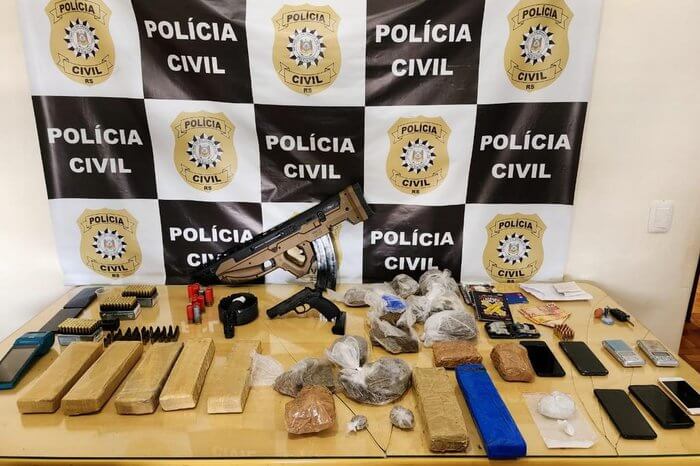 Capa Polícia prende duas pessoas, apreende granada, armas de fogo e munições em Sarandi