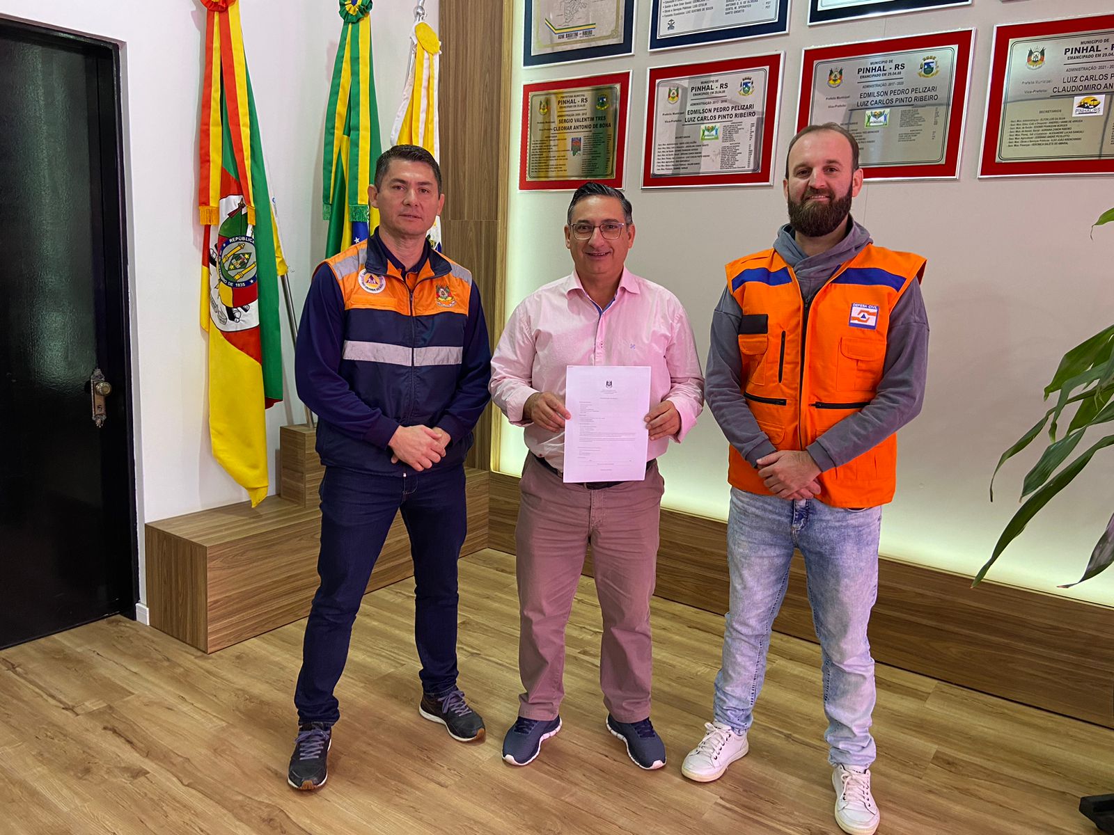 Capa Pinhal: Defesa Civil entrega plano de contingência ao Município