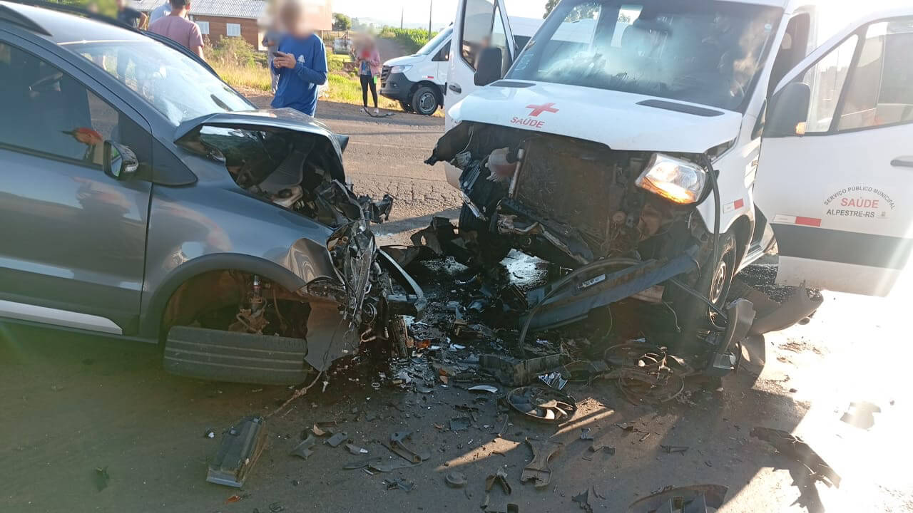 Capa Colisão frontal entre carro e van da saúde de Alpestre é registrada em Palmitinho