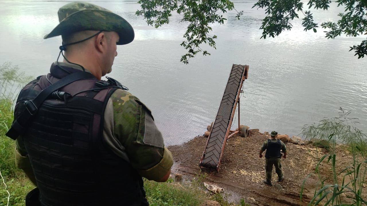 Capa Comando Ambiental localiza porto clandestino e prende suspeito em ações na região