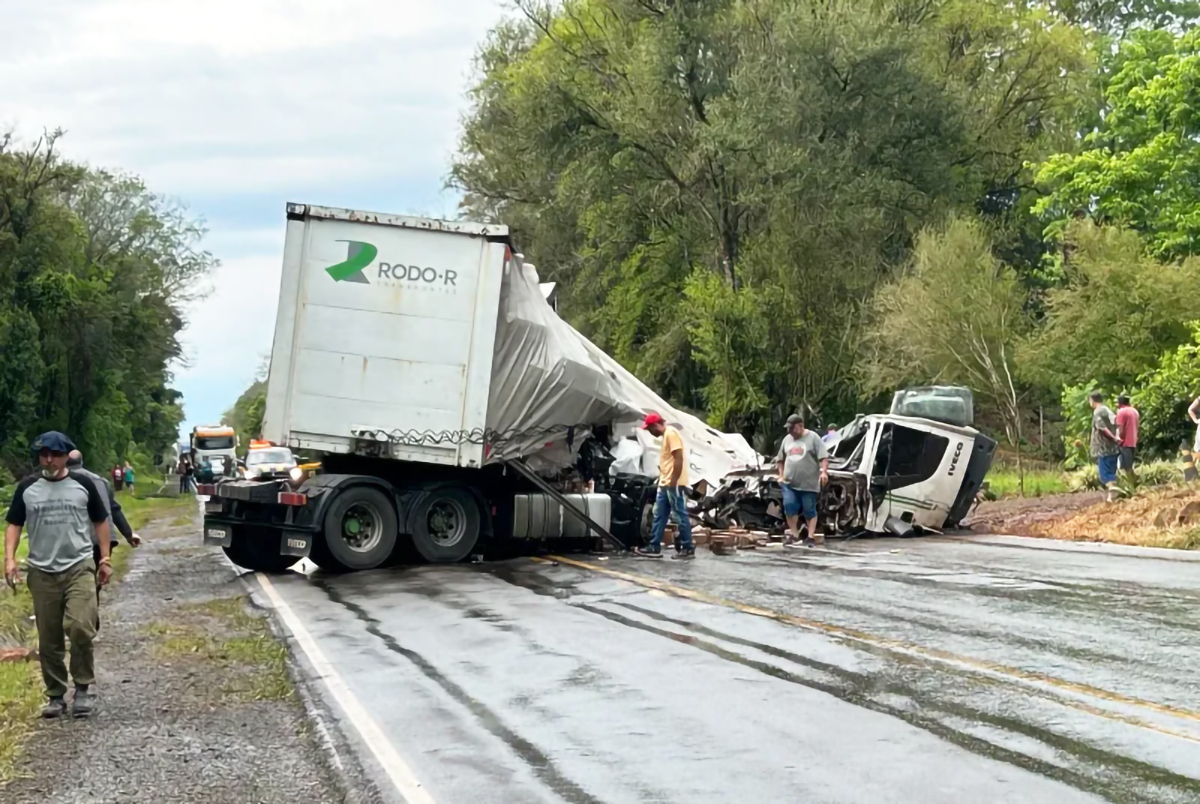 Capa Tombamento de carreta deixa uma pessoa gravemente ferida na BR-285