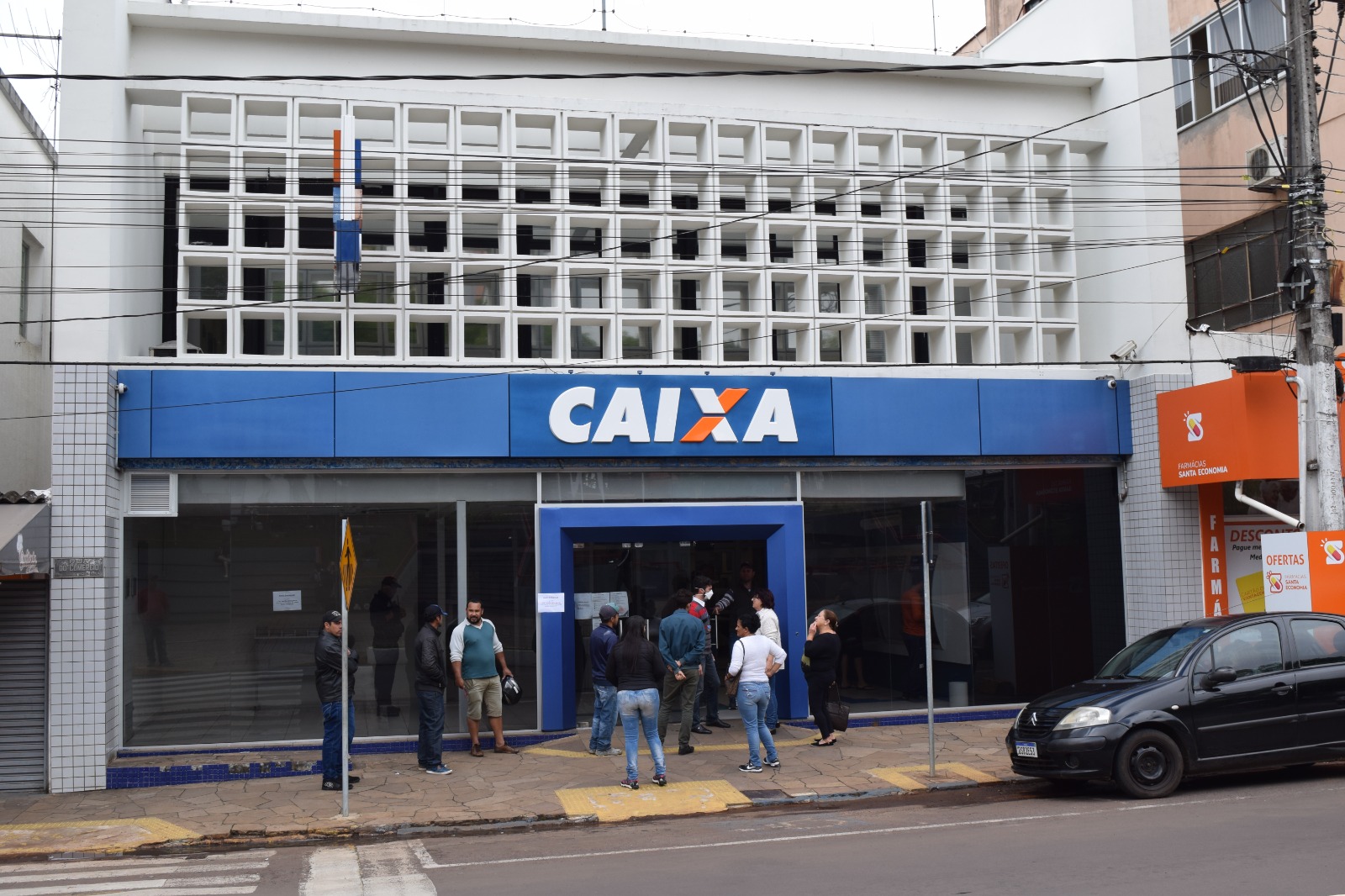 Capa Caixa começa a pagar hoje abono salarial de 2021