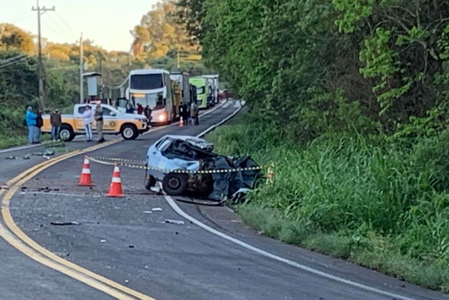 Capa Colisão entre carro e ônibus deixa quatro mortos na ERS 404