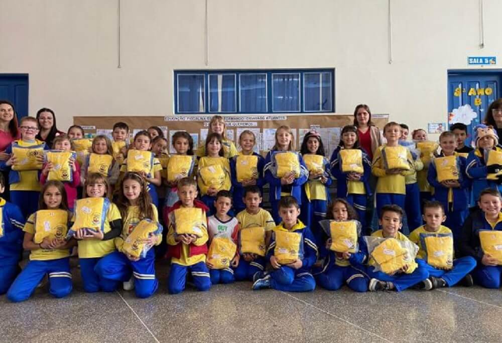 Capa Alpestre entrega uniformes escolares para alunos da rede municipal