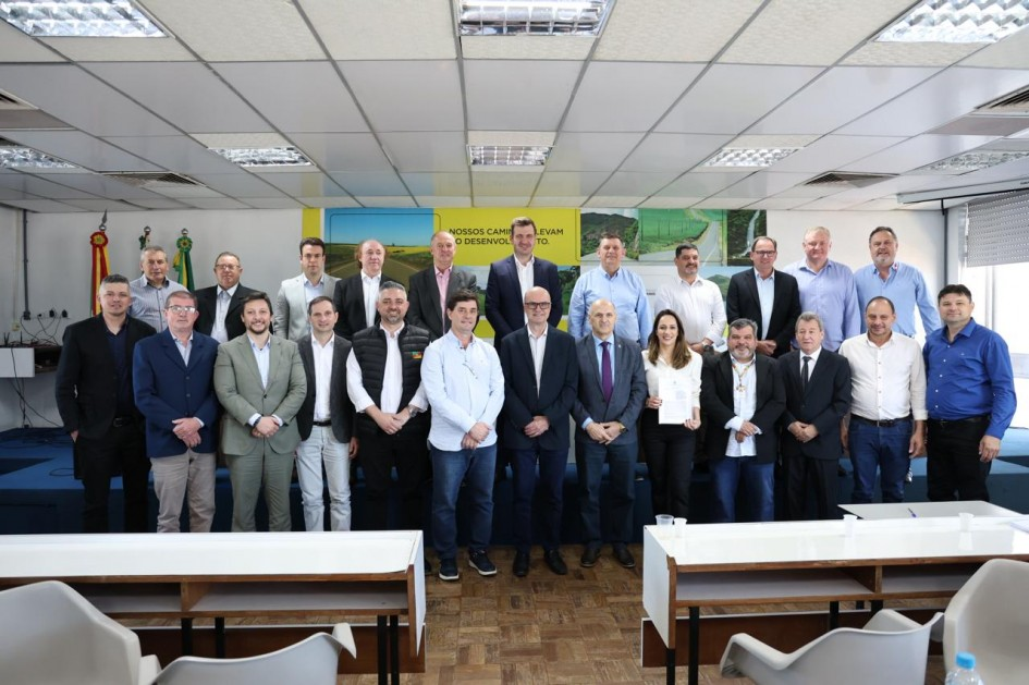 Capa Governo do Estado assina termos de cooperação com 17 municípios contemplados pelo Programa Horas-máquina