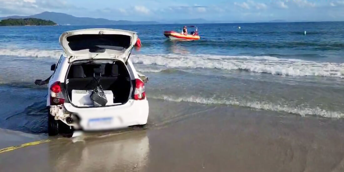 Capa Motorista invade praia e passa quase duas horas no mar para fugir da polícia em Florianópolis