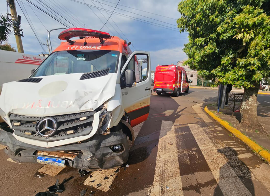 Capa Colisão entre viatura do SAMU e carro de passeio deixa feridos em Horizontina