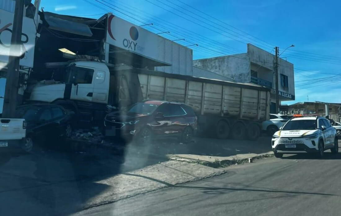 Capa Caminhão desgovernado atinge empresas e veículos às margens da BR-285 em Carazinho