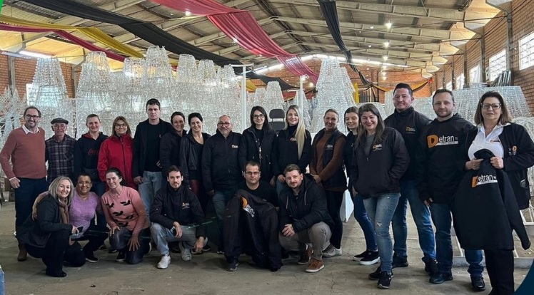 Capa URI/FW e CFC Barril auxiliam voluntários na ornamentação do Frederico em Luz
