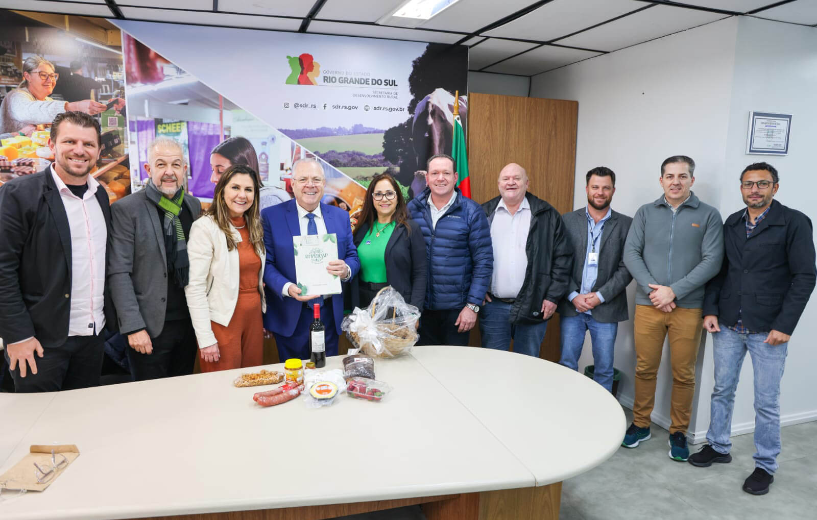 Capa FEICAP reforça importância do setor agropecuário para a feira em encontro com secretário de Desenvolvimento Rural