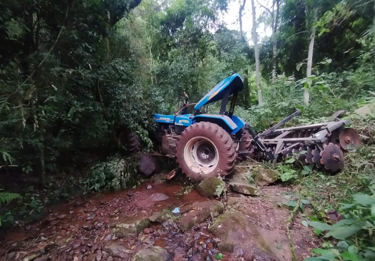 Capa Acidente com trator em ribanceira deixa mulher ferida no interior de São João do Oeste