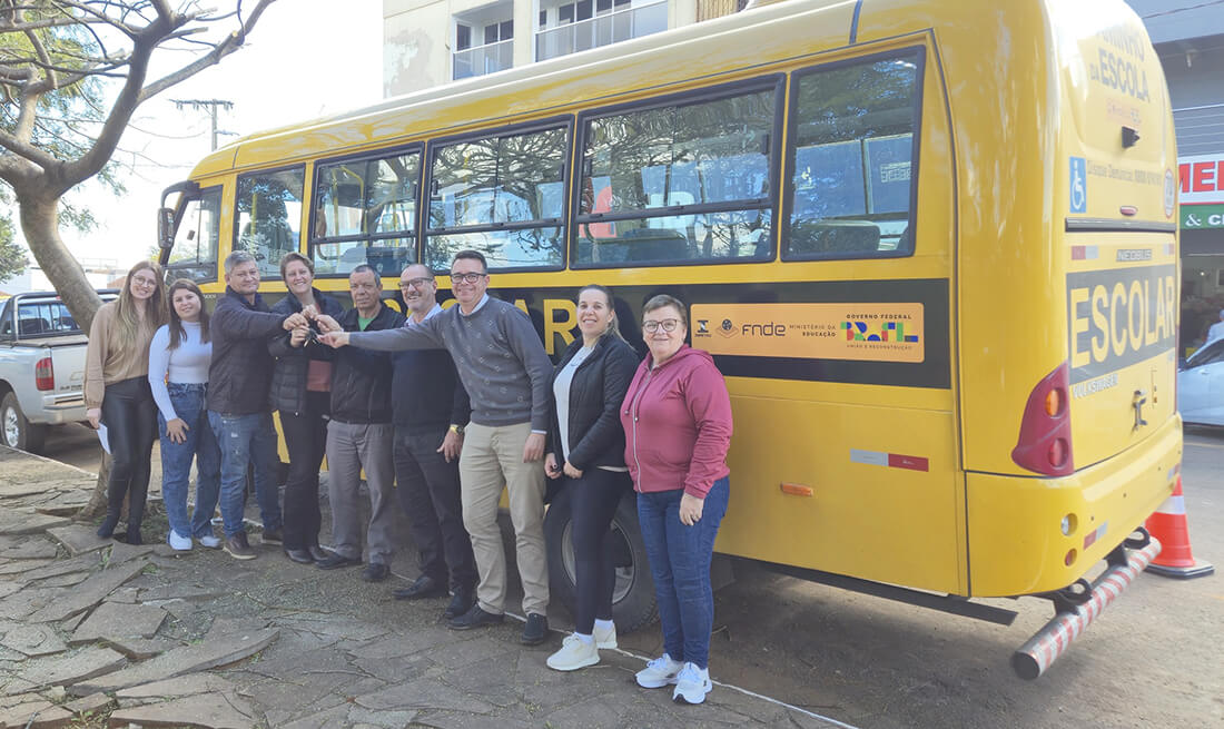 Capa Tenente Portela reforça transporte escolar com novo ônibus acessível