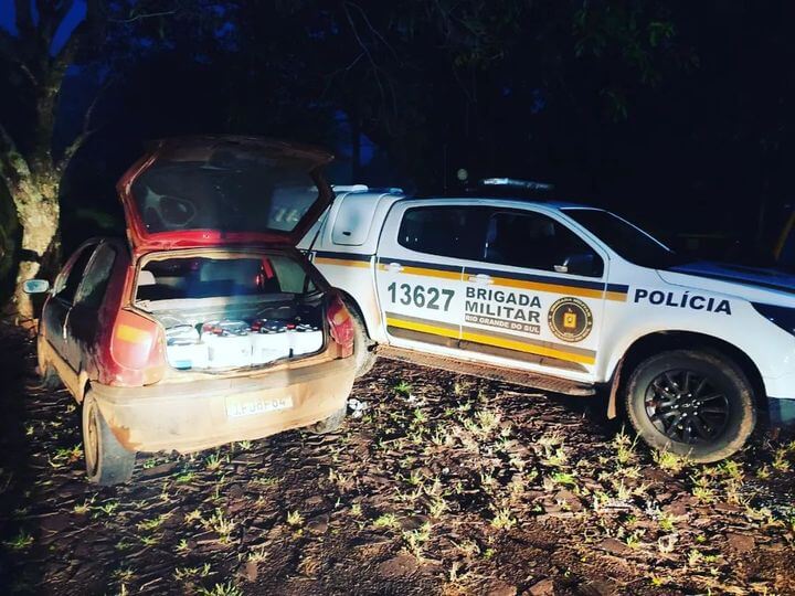 Capa BM apreende agrotóxicos de origem estrangeira em Tiradentes do Sul.