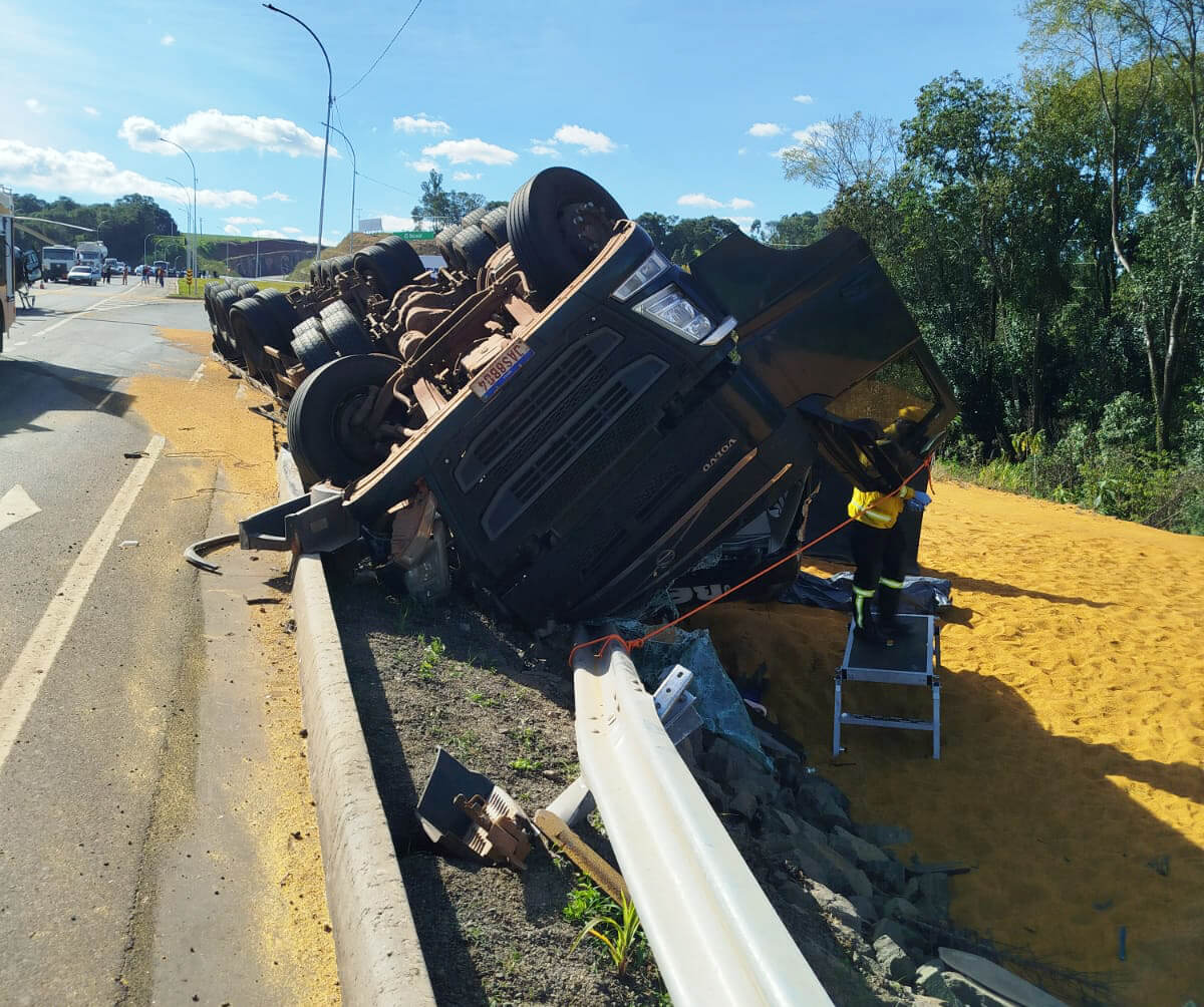 Capa Tombamento de caminhão deixa uma mulher morta e motorista ferido na BR-282