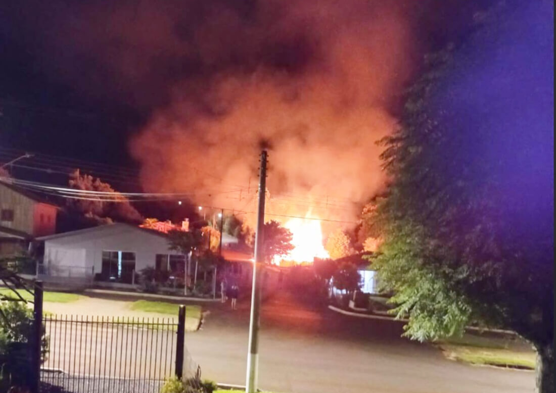 Capa Incêndio de grandes proporções destrói residência em Três Palmeiras