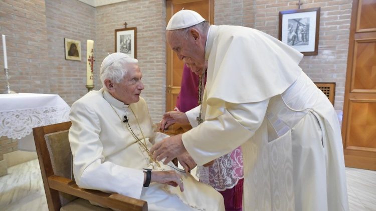 Capa Papa Francisco pede para que fiéis orem por Bento XVI que 'está muito doente'