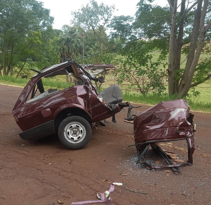 Capa Ajuricaba: carro parte ao meio após colisão