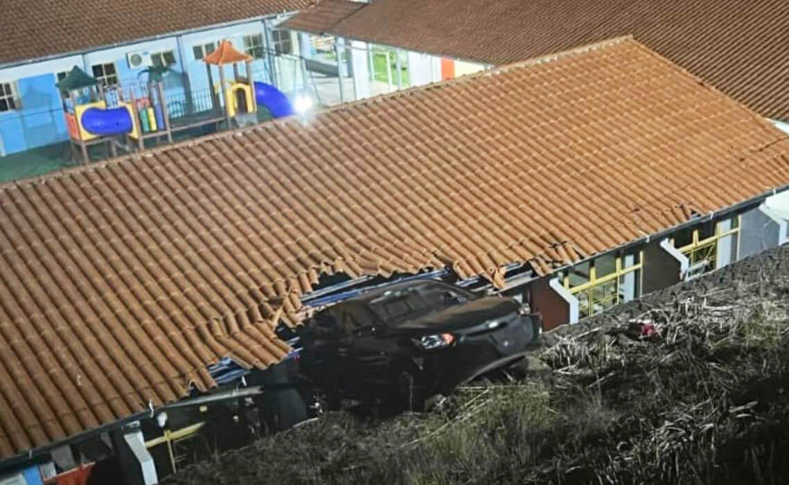 Capa Carro invade telhado de escola após motorista perder o controle em Saudades-SC