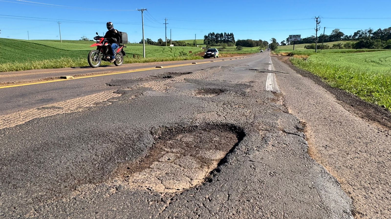 Capa Motoristas enfrentam perigo com buracos e falta de acostamento na ERS-324 entre Ronda Alta e Três Palmeiras