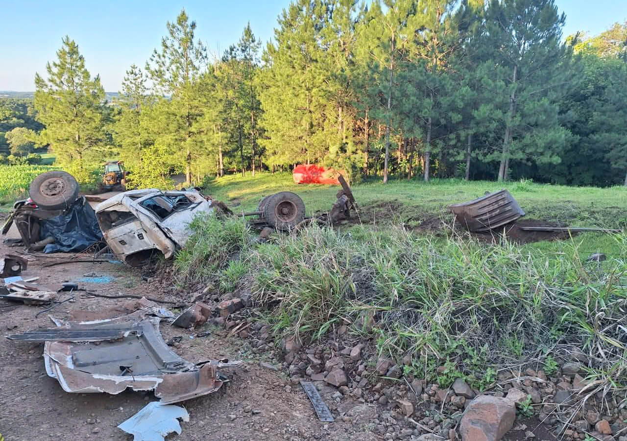 Capa Caminhão capota e uma pessoa morre em grave acidente em Horizontina