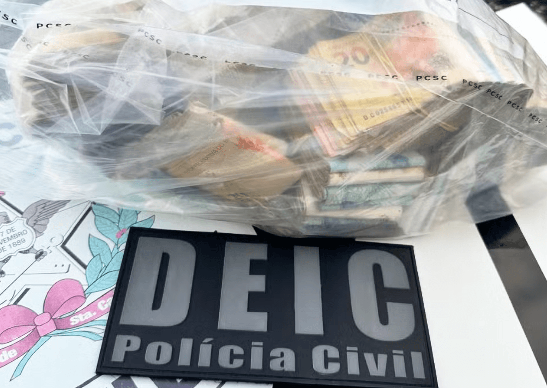 Capa Barco, carros e R$ 500 mil são apreendidos em operação contra fraudes em prefeitura de SC