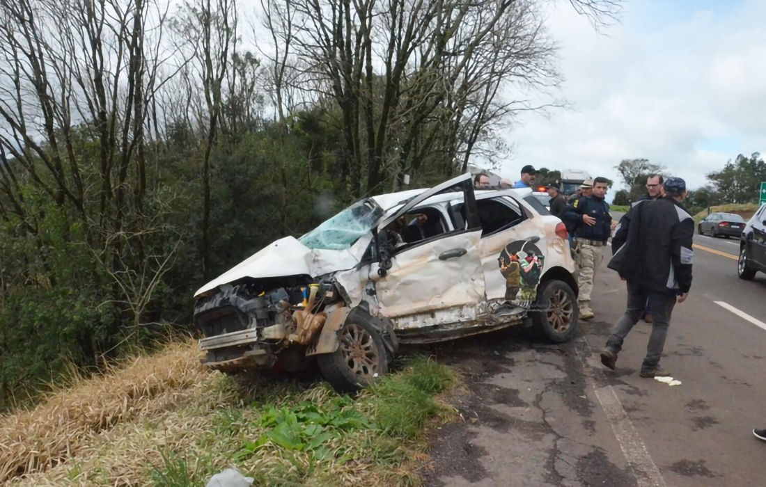 Capa Colisão grave entre EcoSport e caminhão deixa feridos na BR-386