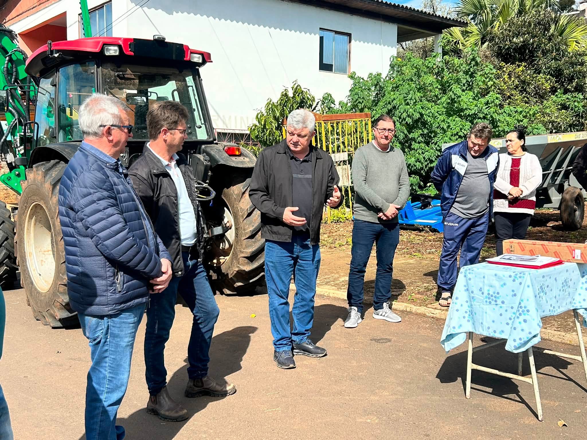 Capa Liberato Salzano entrega equipamentos agrícolas à Coopsalzano para fortalecer agricultura familiar