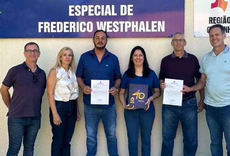 Capa Vereador Jaques Douglas de Oliveira entrega emenda de R$ 200 para APAE de FW