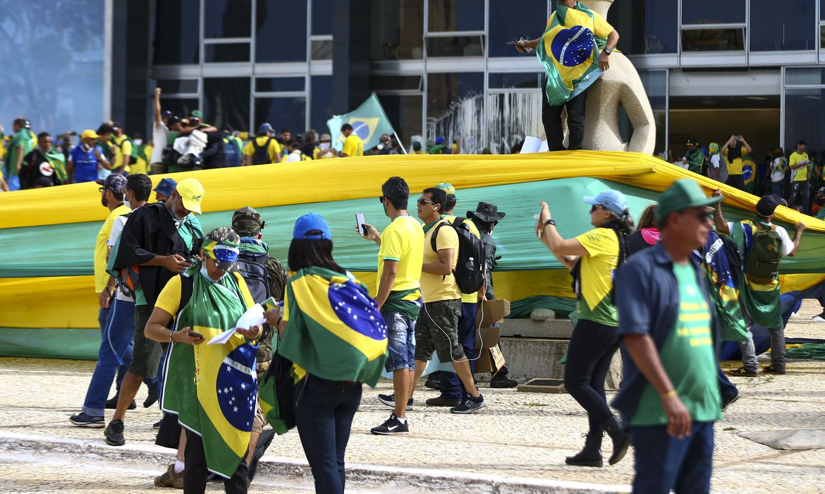 Capa STF forma maioria para tornar réus mais 200 investigados nos ataques de 8 de janeiro