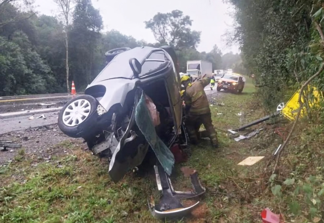 Capa Colisão entre carros deixa dois mortos na RSC-453 em Farroupilha