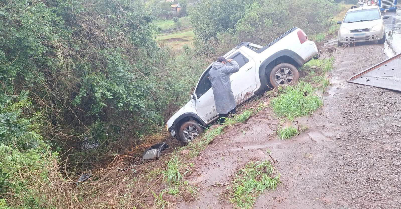 Capa Condutor perdeu o controle do veículo após aquaplanar na pista em Cruz Alta