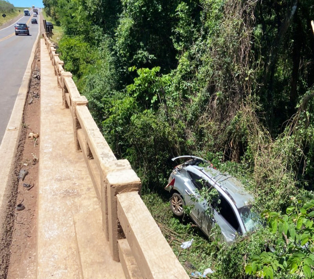Capa Veículo cai de ponte e desce o barranco na BR-285