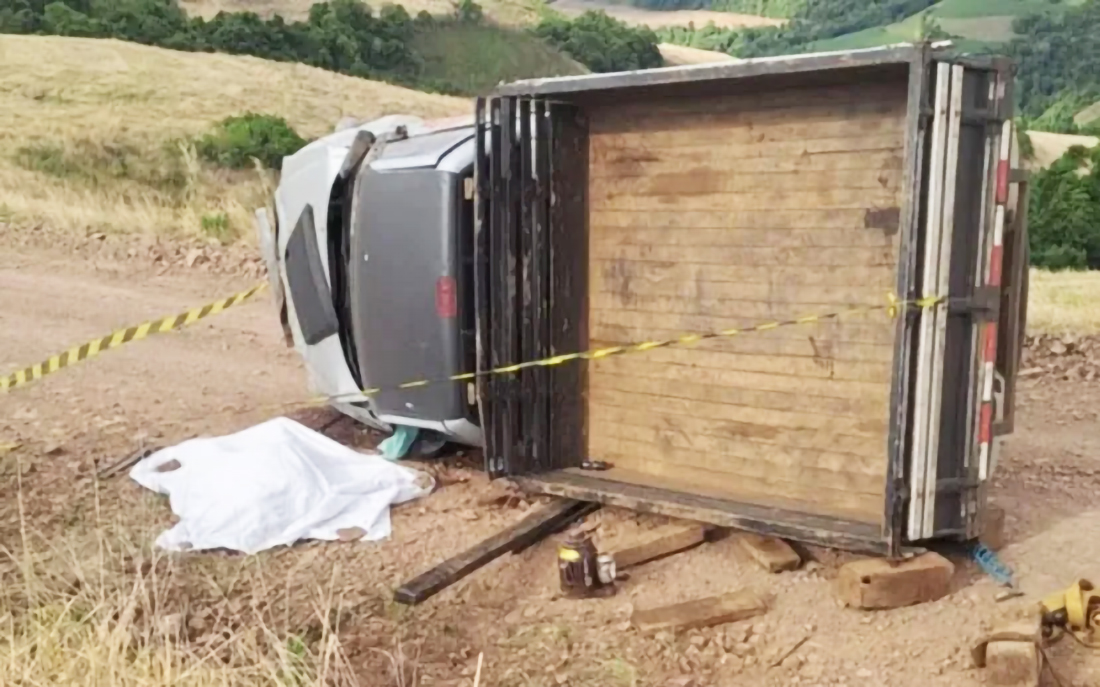 Capa Motorista morre após camionete tombar sobre ele em estrada de terra de Constantina