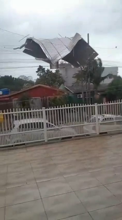 Capa Temporal provoca destelhamentos e queda de árvores em Chapecó