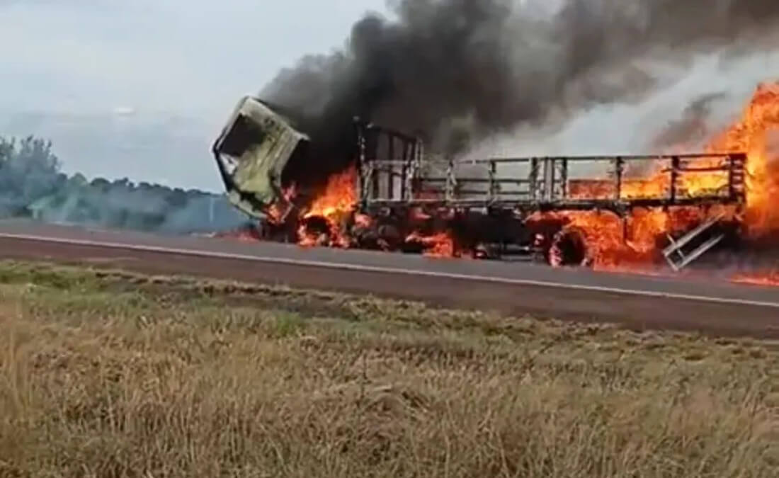 Capa Incêndio consome caminhão na BR-468 em Coronel Bicaco