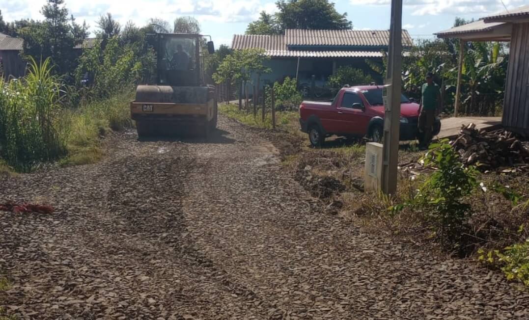 Capa Ametista do Sul: Obras realiza melhora ruas do bairro Cassiano Fontes