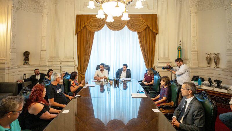 Capa Eduardo Leite garante reajuste aos professores gaúchos