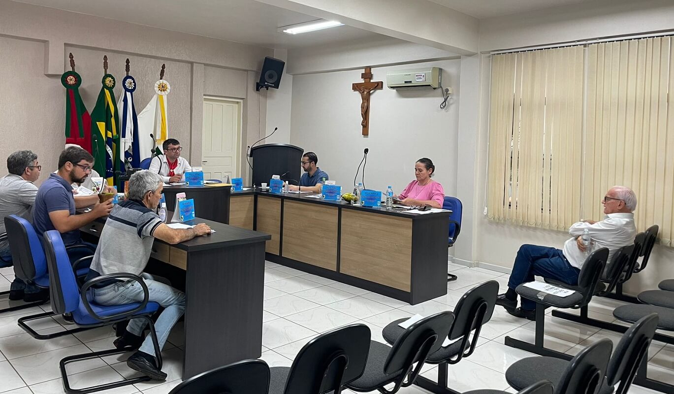 Capa Palmitinho: Prefeito visita Câmara de Vereadores